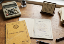 Puțini români știu: ce perioade se pot lua în calcul la pensie chiar dacă nu ai lucrat Mulți români își calculează vechimea pentru pensie adunând doar anii în care au avut un contract de muncă și au plătit contribuții. Totuși, regulile sistemului public de pensii sunt mai nuanțate. Există perioade în care o persoană nu a lucrat efectiv, dar care pot fi recunoscute la stabilirea drepturilor de pensie, în funcție de condițiile prevăzute de lege. Un exemplu cunoscut este reprezentat de anii de studii. Facultatea poate fi valorificată la pensie dacă sunt îndeplinite condițiile legale. În cazul studiilor universitare, masteratului sau doctoratului, trebuie avute în vedere forma de învățământ, durata normală a programului și finalizarea studiilor cu diplomă. Există însă o regulă importantă pentru cei care au fost și studenți, și angajați. Aceeași perioadă nu poate fi luată în calcul de două ori. Dacă în timpul facultății au fost plătite contribuții pentru un contract de muncă, lunile respective sunt considerate stagiu contributiv, iar studiile nu se adaugă separat pentru aceleași perioade. Diferența dintre vechimea recunoscută și stagiul contributiv este esențială atunci când este analizat dreptul la pensie. Anii de facultate pot contribui la stagiul total de cotizare, însă nu au aceeași valoare juridică precum anii pentru care au fost achitate contribuții. De aceea, patru ani de facultate adăugați la 12 ani lucrați nu înseamnă automat 16 ani de stagiu contributiv. Această distincție devine importantă în special pentru persoanele care urmăresc îndeplinirea condițiilor pentru pensie anticipată sau pentru stagiul complet contributiv. Studiile universitare nu sunt incluse în stagiul complet contributiv necesar pentru pensia anticipată, chiar dacă perioada poate fi recunoscută în alte scopuri la stabilirea pensiei. Și serviciul militar poate reprezenta o perioadă valorificabilă. În condițiile legislației, pot fi luate în considerare serviciul militar în termen, serviciul cu termen redus, precum și anumite perioade de concentrare, mobilizare sau prizonierat. Pentru dovedirea acestor intervale pot fi necesare documente precum livretul militar ori o adeverință eliberată de instituția competentă. Nici perioada concediului pentru creșterea copilului nu trebuie ignorată atunci când este calculată vechimea. Regimul diferă în funcție de perioada în care concediul a fost acordat. Pentru intervalele de după 1 ianuarie 2006 există o situație distinctă, deoarece această perioadă asimilată poate fi inclusă atât în stagiul minim, cât și în stagiul complet contributiv necesar pentru obținerea pensiei, potrivit materialului analizat. În același timp, nu toate perioadele dedicate îngrijirii copiilor sunt tratate identic. Pot exista situații privind concediul pentru creșterea copilului până la vârsta de doi ani, îngrijirea copilului cu handicap până la trei ani sau anumite forme de concediu pentru copilul cu handicap până la șapte ani. Actele necesare pentru dovedirea acestor perioade pot varia în funcție de situație și de perioada în care au fost acordate drepturile. Șomajul este o altă perioadă care poate ridica întrebări atunci când oamenii își verifică stagiul d